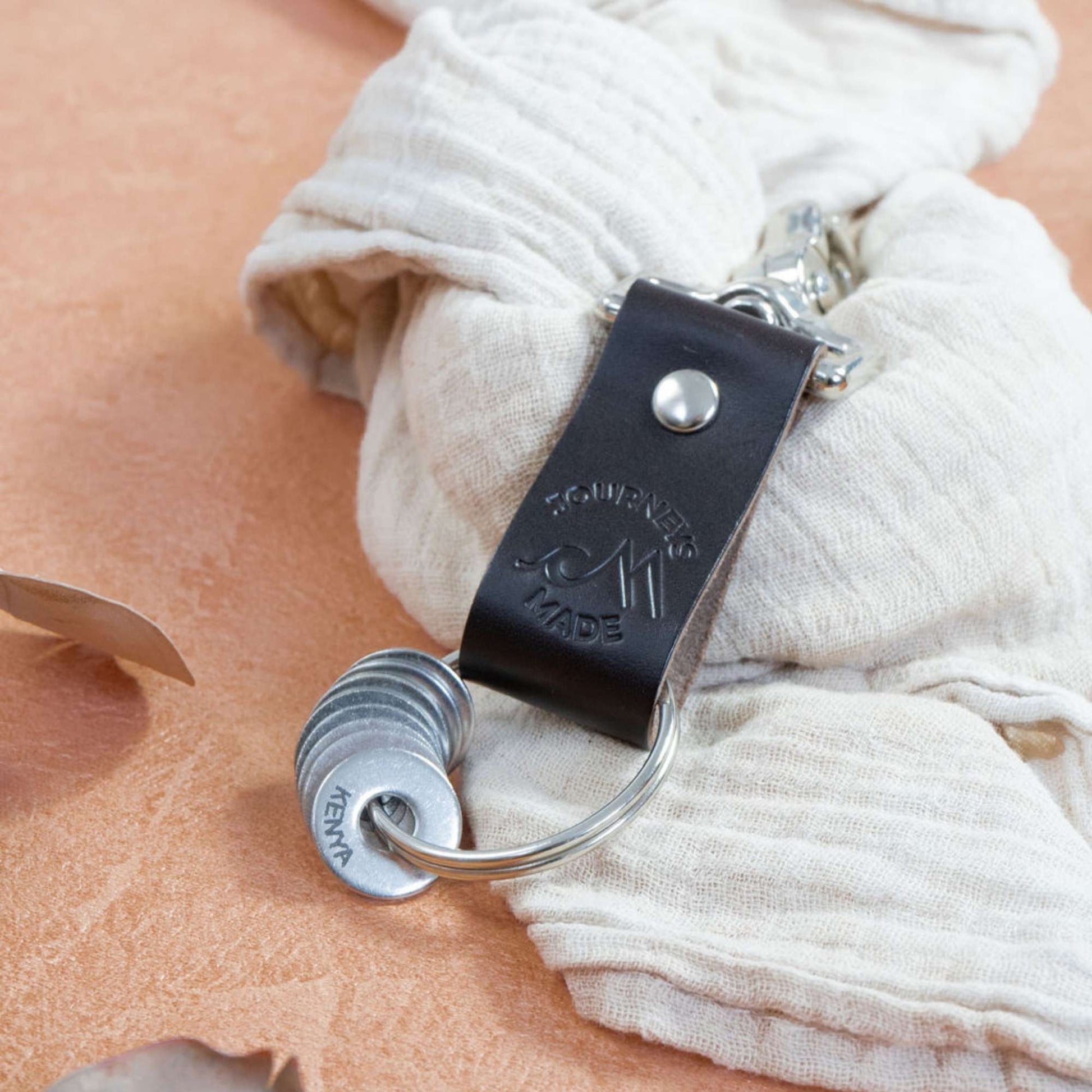 Dark brown travel keyring made of vegetable-tanned leather, perfect travel gift for adventurers.